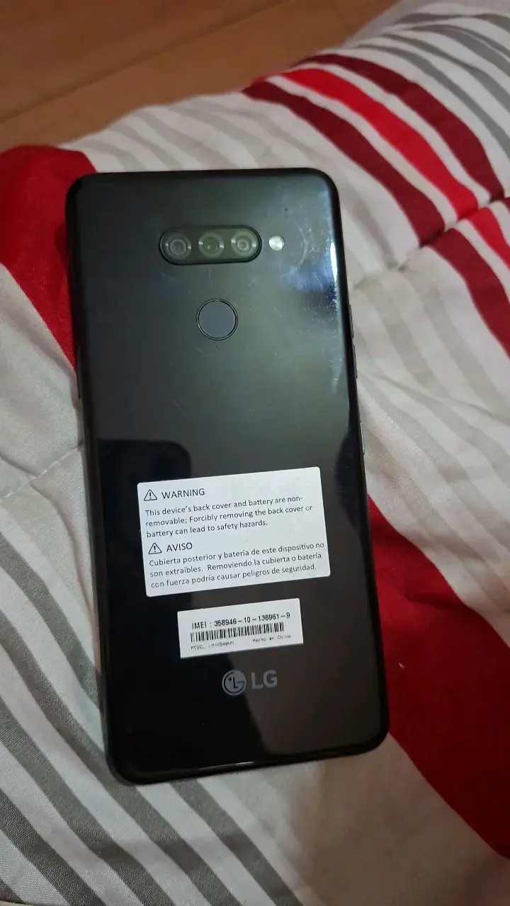 Smartphone LG con funda dorada - 2