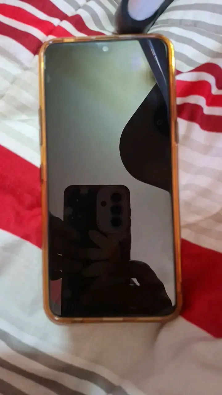 Smartphone LG con funda dorada - 3