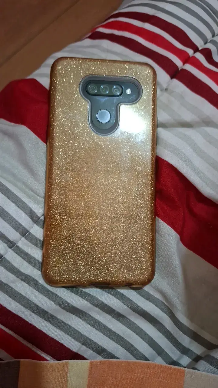 Smartphone LG con funda dorada - 4