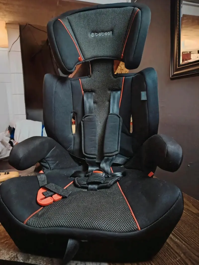 Silla de Auto Bebesit Negra con Detalles Rojos - 1