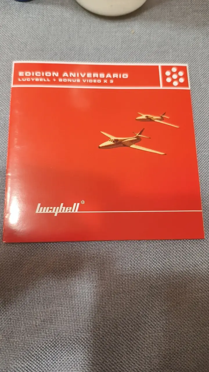 Carátula CD Edición Aniversario Lucybell - 1