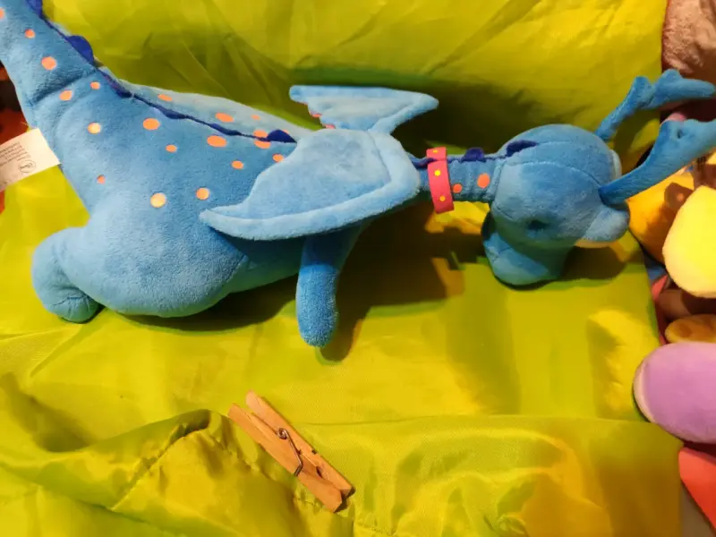 Doctora de juguete peluche de dragón azul. - 2