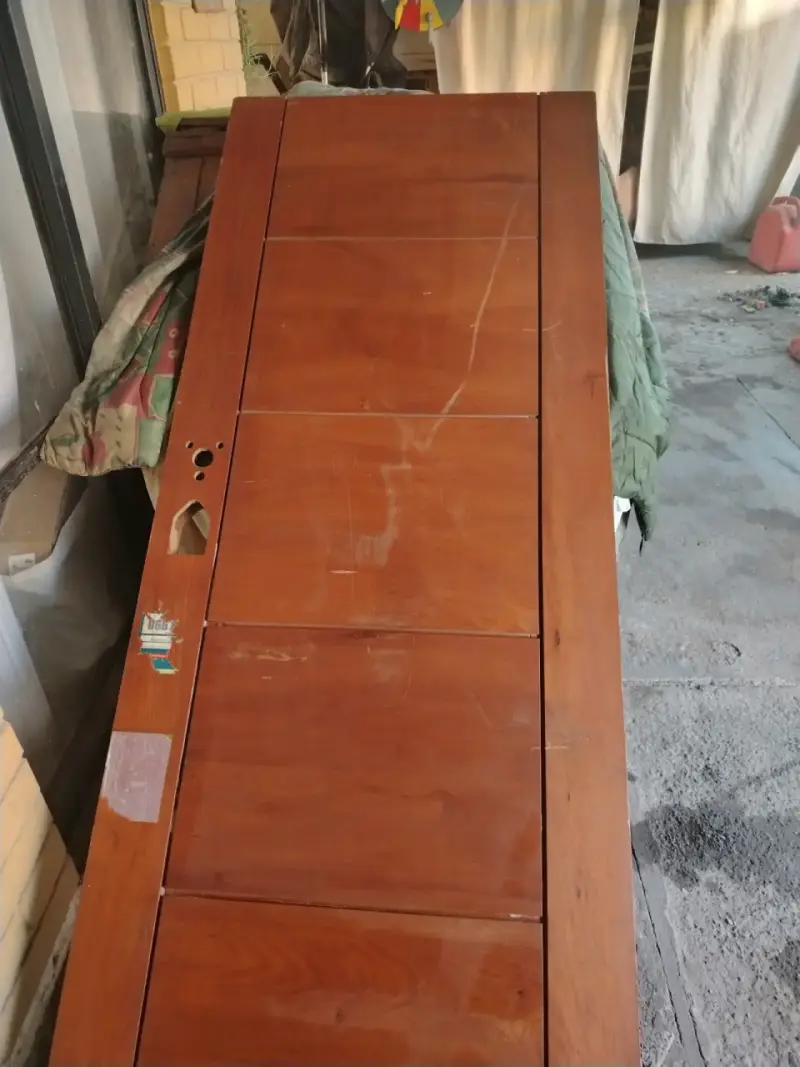 Puerta de madera sólida Rauli con detalles - 1