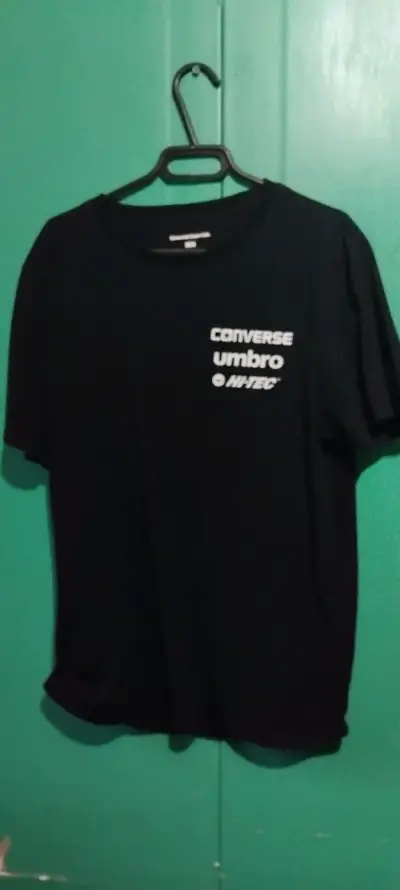 Polera negra con logos Converse, Umbro y Hi-Tec - miniatura 1