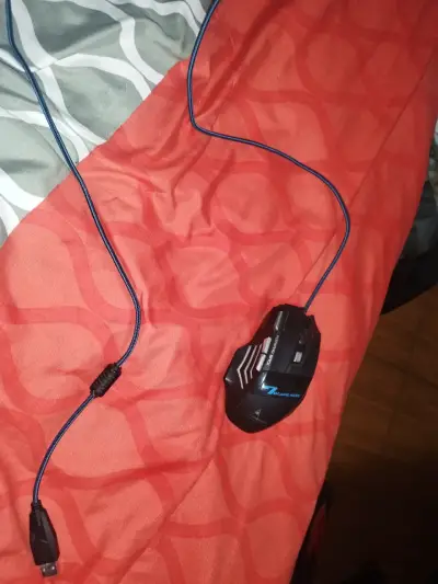 Mouse gamer con cable y luces LED - miniatura 1