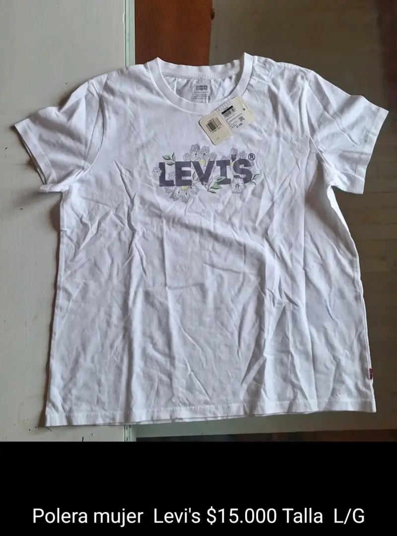 Polera mujer Levi's blanca con diseño floral