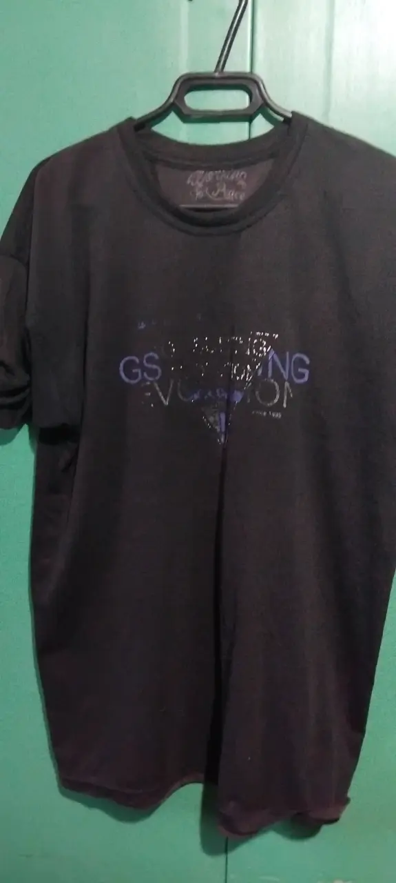 Polera negra con diseño gráfico