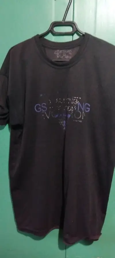 Polera negra con diseño gráfico - miniatura 1