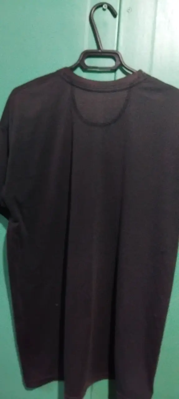 Polera negra con diseño gráfico - 2