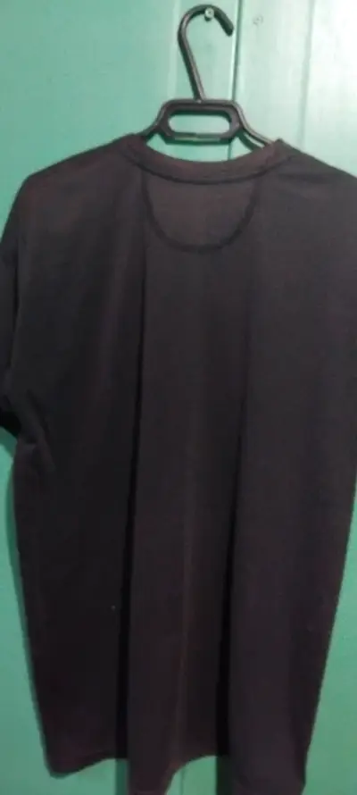Polera negra con diseño gráfico - miniatura 2