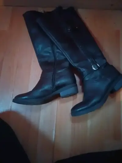 Botas largas de cuero negro con hebillas - miniatura 1