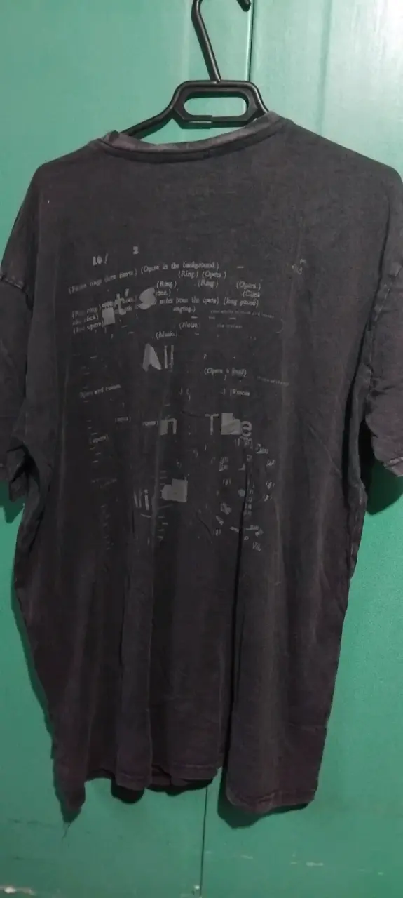 Polera negra Opposite con diseño frontal - 2