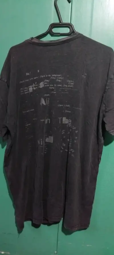 Polera negra Opposite con diseño frontal - miniatura 2