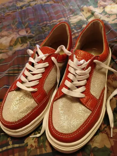 Zapatillas deportivas brillantes rojas y plateadas - miniatura 1