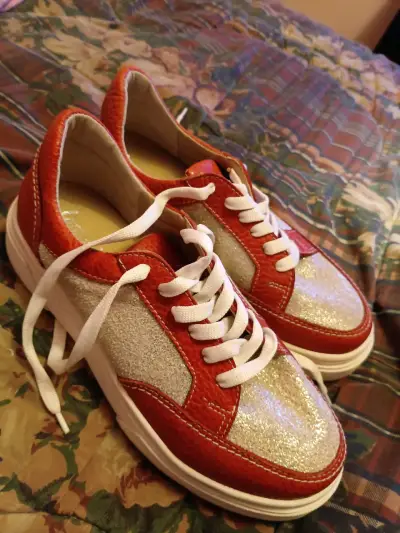 Zapatillas deportivas brillantes rojas y plateadas - miniatura 2