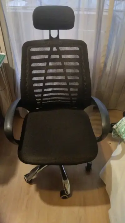 Silla de Oficina Ergonómica Negra con Reposacabezas - miniatura 1