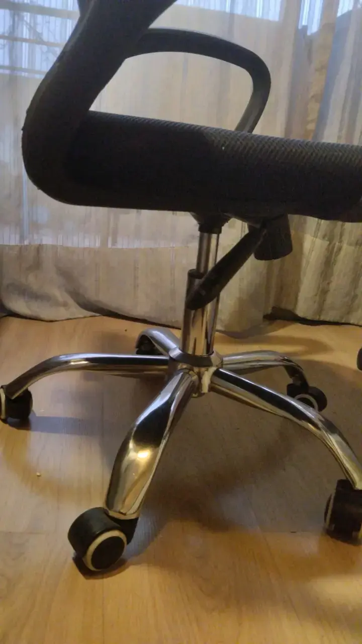Silla de Oficina Ergonómica Negra con Reposacabezas - 5