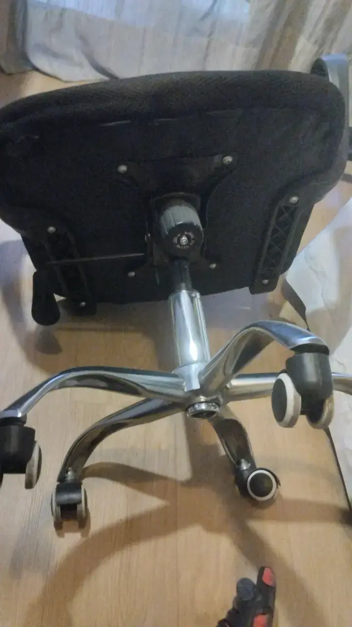 Silla de Oficina Ergonómica Negra con Reposacabezas - 6