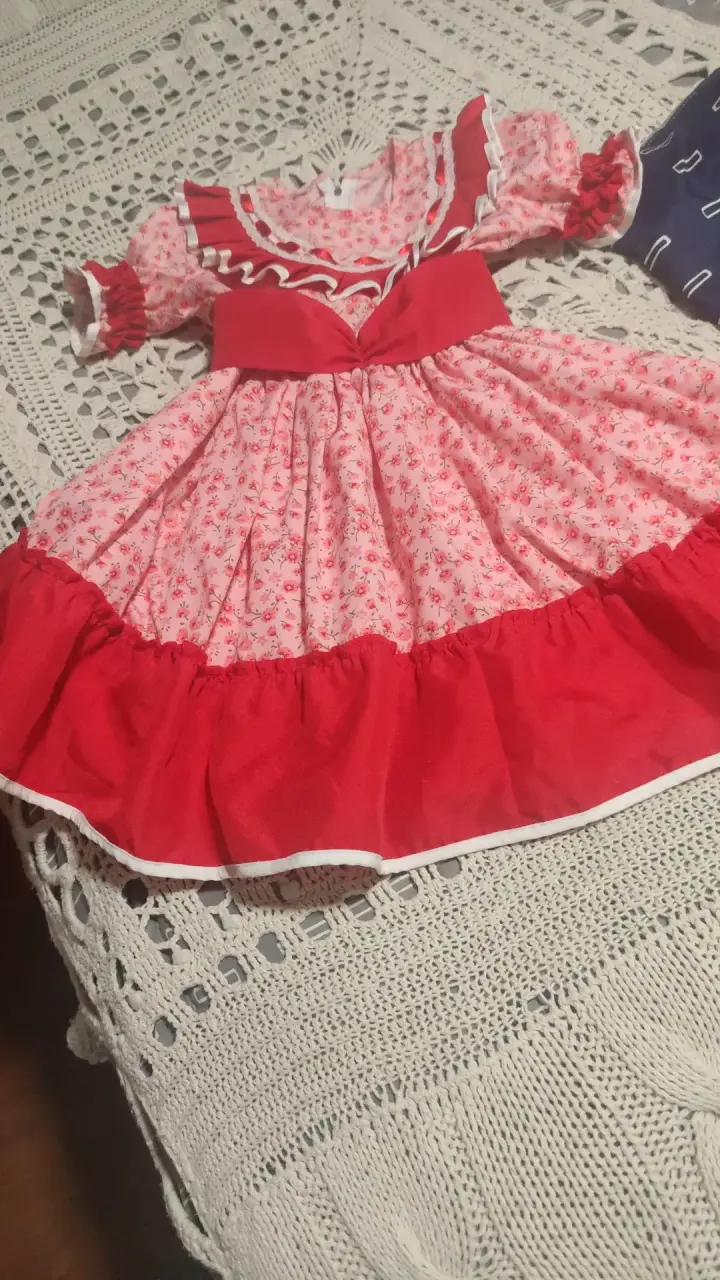 Vestido de niña con estampado floral y volantes - 1