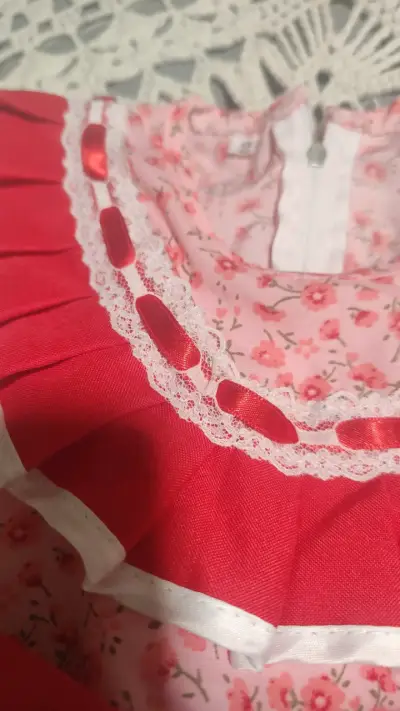 Vestido de niña con estampado floral y volantes - miniatura 2