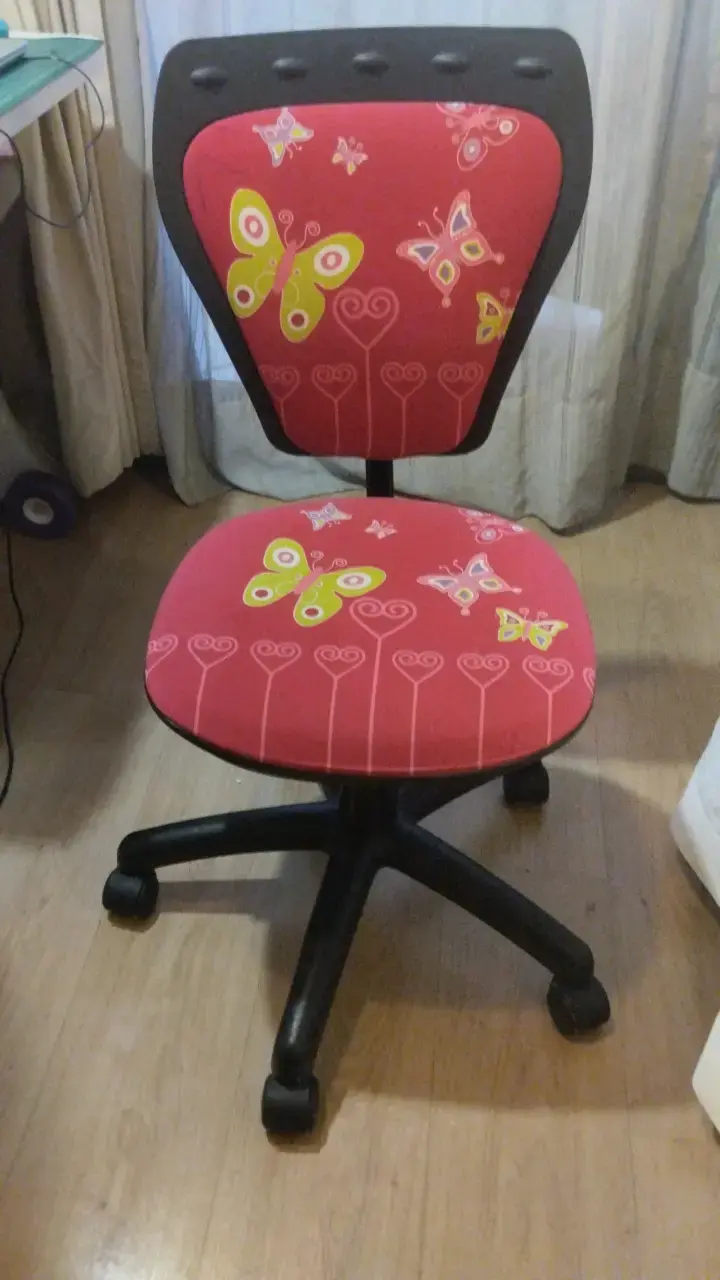 Silla giratoria infantil con diseño de mariposas - 1