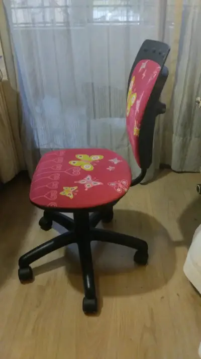 Silla giratoria infantil con diseño de mariposas - miniatura 2