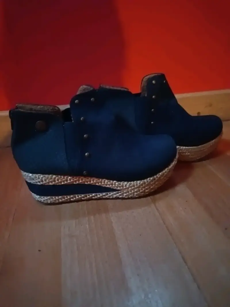 Botines de plataforma azul oscuro con detalles metálicos - 1