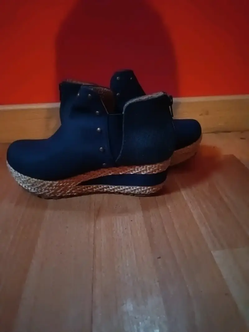 Botines de plataforma azul oscuro con detalles metálicos - 2