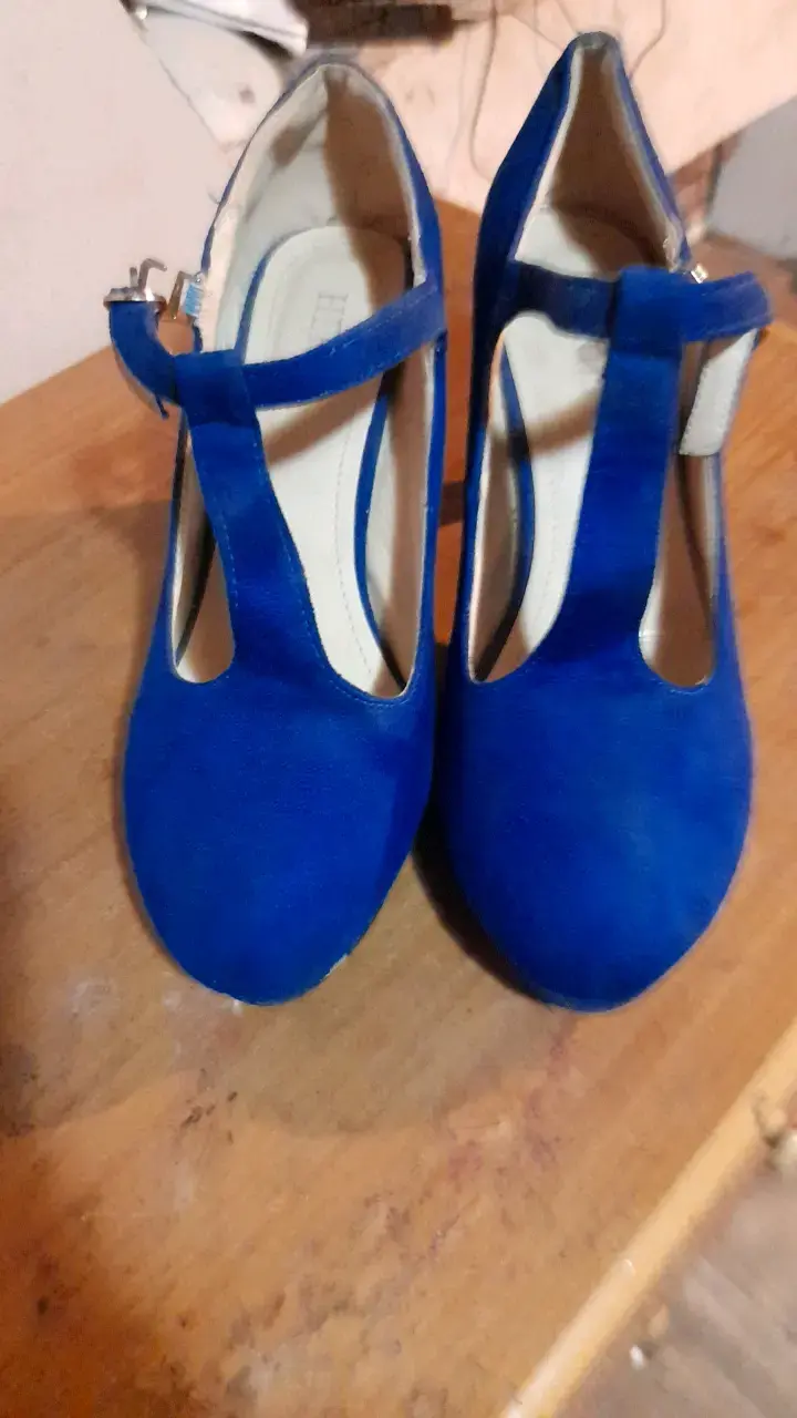 Zapatos de tacón azul con correa - 1