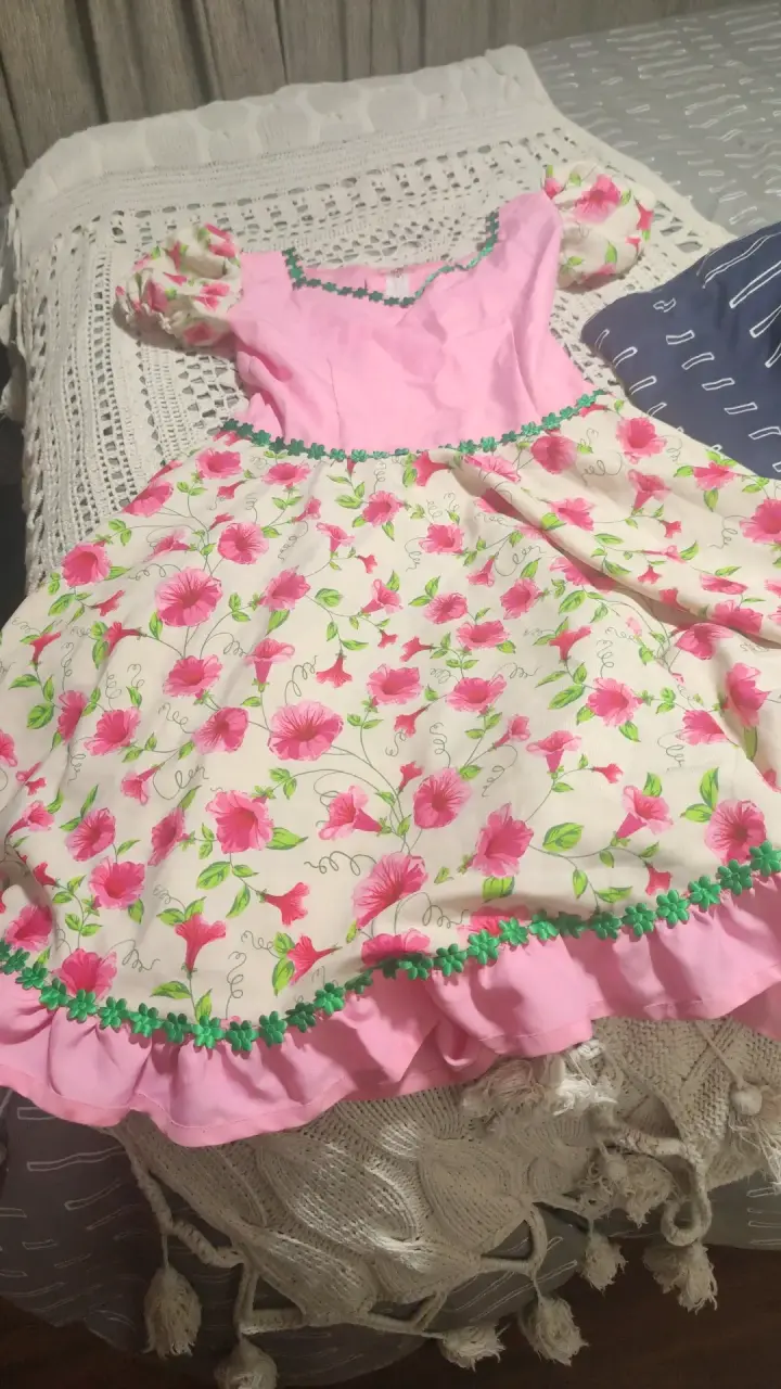 Vestido infantil floral rosa y blanco