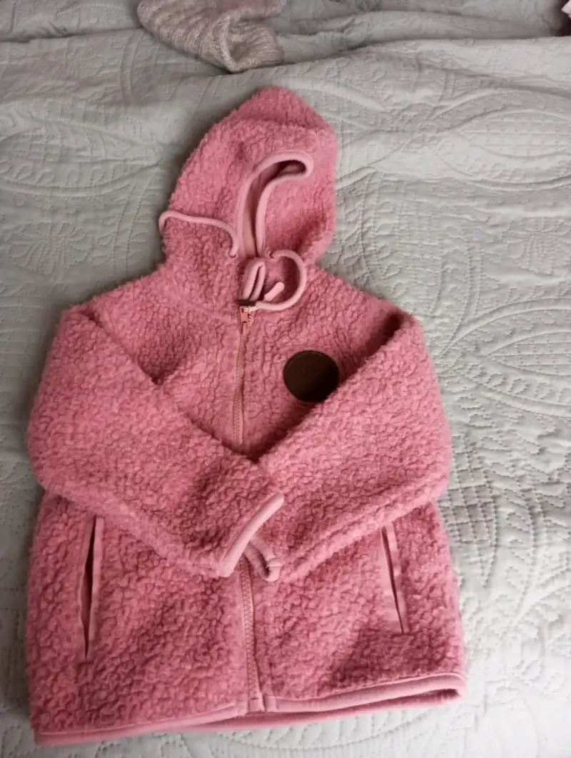 Chaqueta de lana rosada con capucha para niña