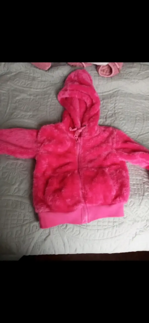 Chaqueta de felpa rosada para niña