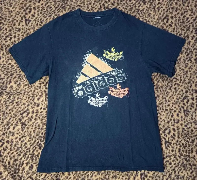 Polera Adidas negra con logo estampado - 1