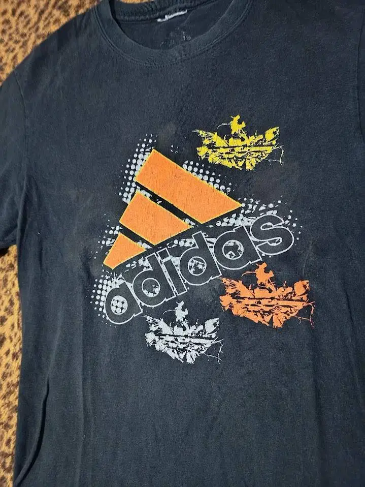 Polera Adidas negra con logo estampado - 2