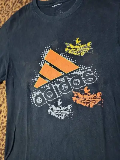 Polera Adidas negra con logo estampado - miniatura 2