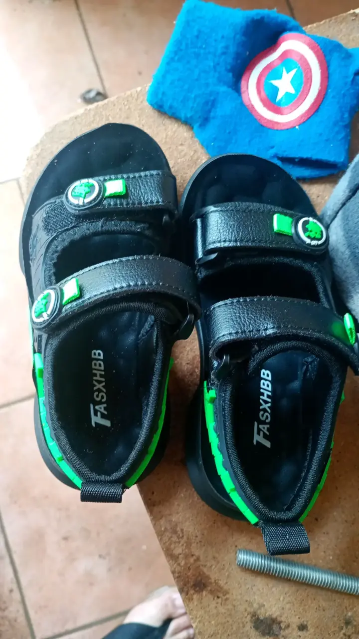 Sandalias negras para niños con diseño verde - 1