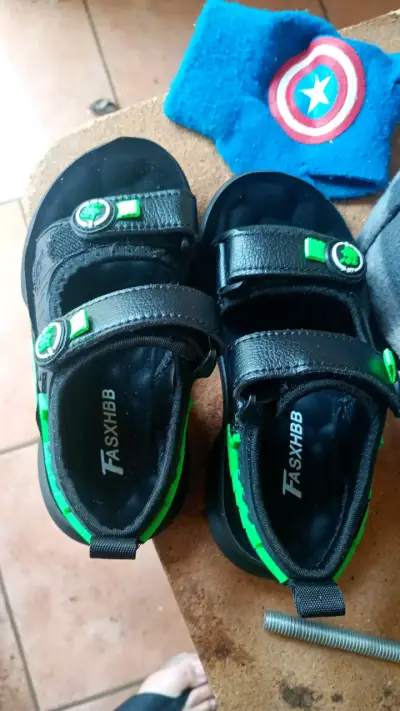Sandalias negras para niños con diseño verde - miniatura 1