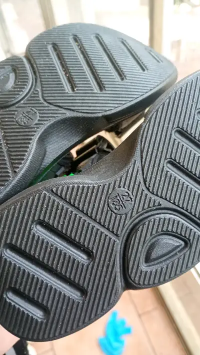 Sandalias negras para niños con diseño verde - miniatura 2