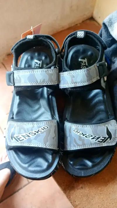 Sandalias deportivas para hombre en color negro - miniatura 1