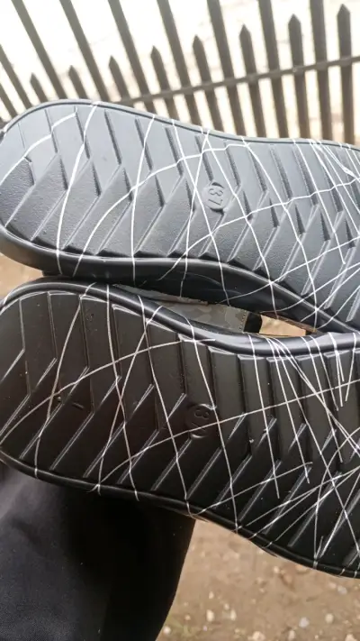 Sandalias deportivas para hombre en color negro - miniatura 2