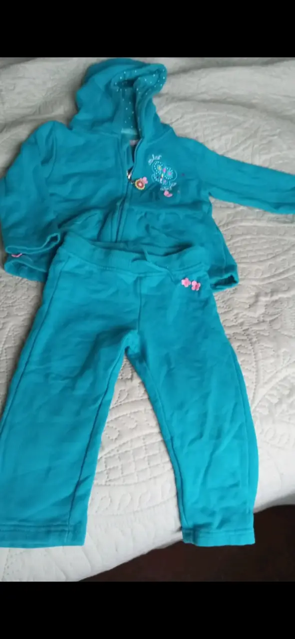 Conjunto deportivo infantil turquesa con capucha