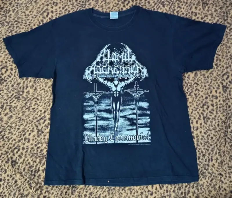 Polera negra con diseño de banda metal - 1