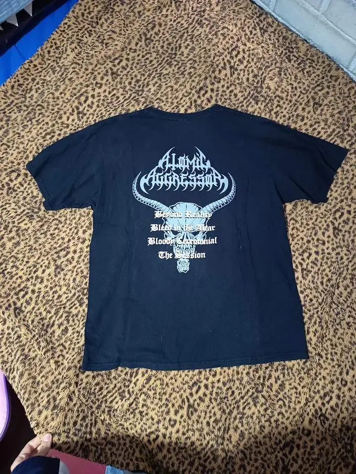 Polera negra con diseño de banda metal - 4