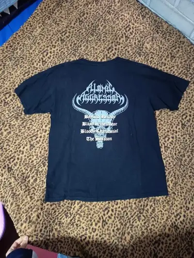 Polera negra con diseño de banda metal - miniatura 4