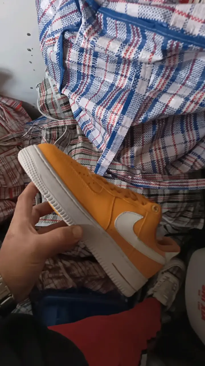 Zapatillas deportivas naranjas con logo blanco
