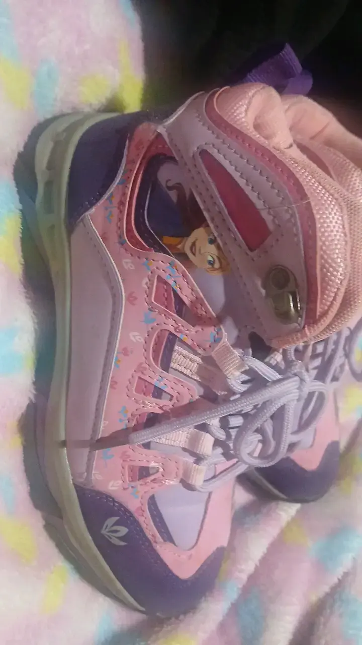 Zapatillas infantiles rosadas con diseño animado - 1