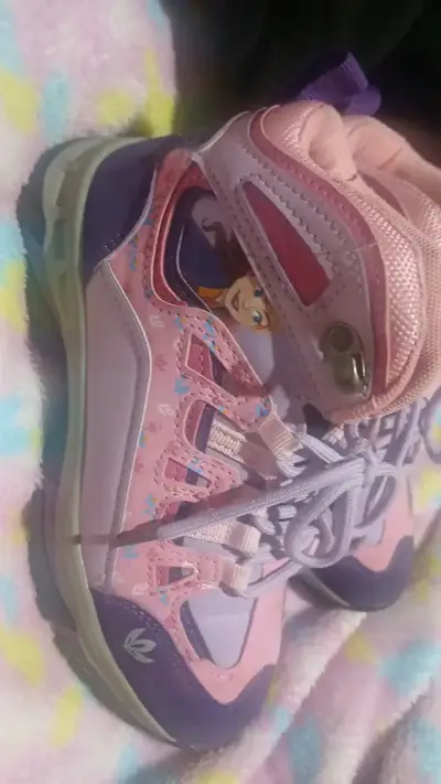 Zapatillas infantiles rosadas con diseño animado - miniatura 1