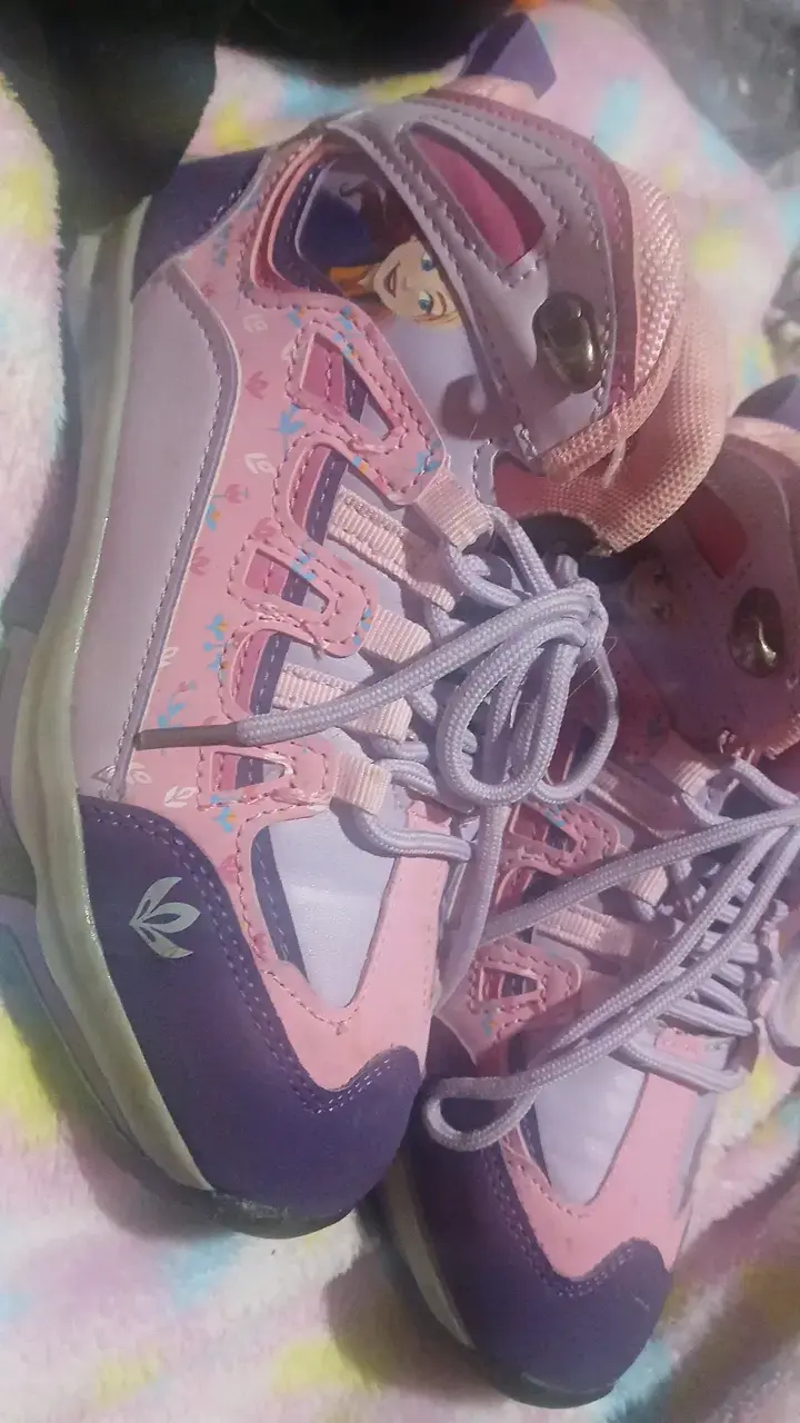 Zapatillas infantiles rosadas con diseño animado - 2
