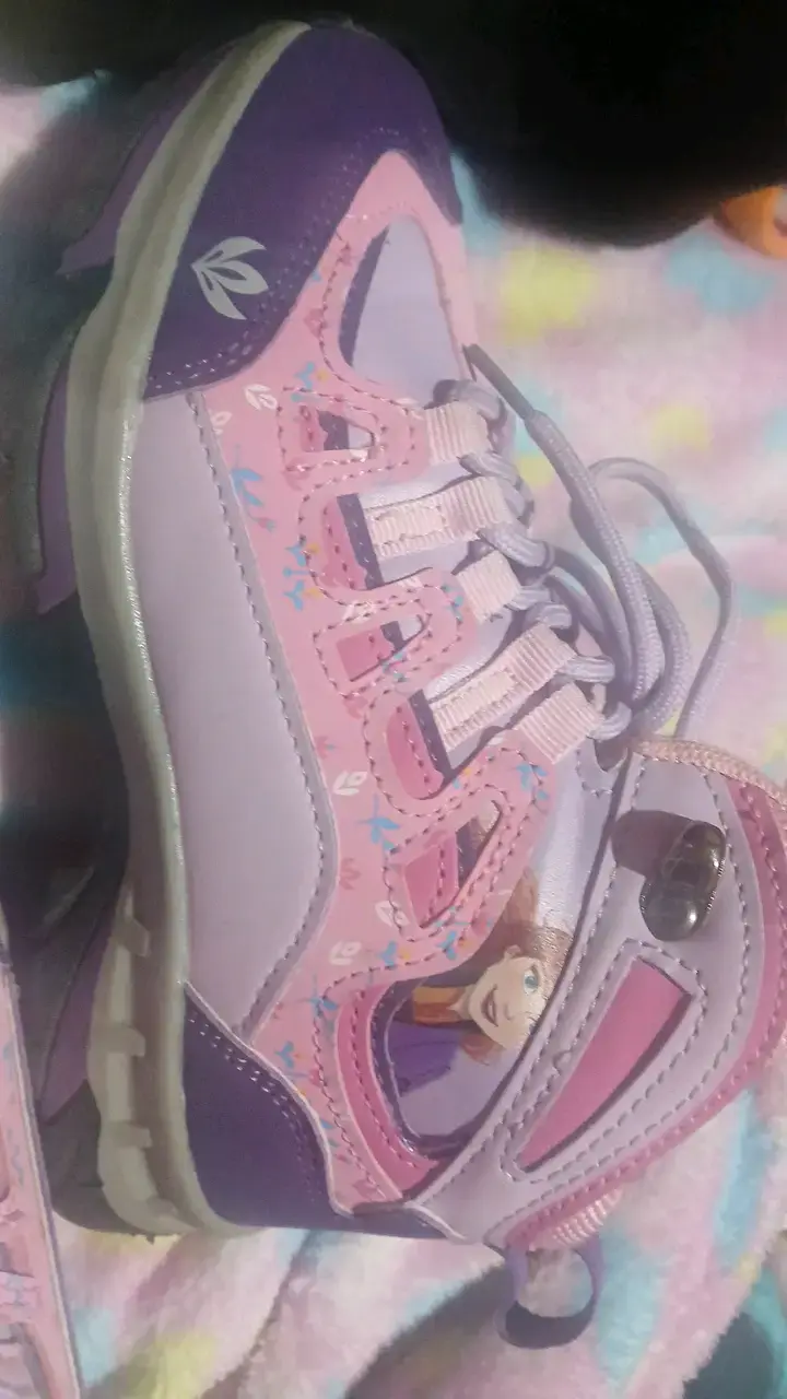 Zapatillas infantiles rosadas con diseño animado - 4