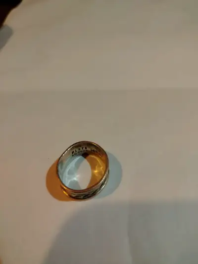 Anillo de plata y oro con diseño grabado - miniatura 2